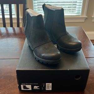 Sorel Joan of Arctic Wedge II Chelsea boots size 7.